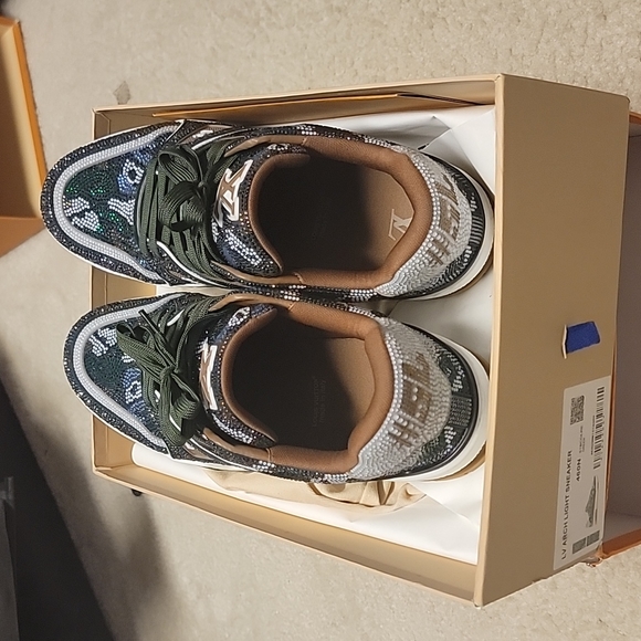 Louis Vuitton Authentic Sneaker - Picture 5 of 5